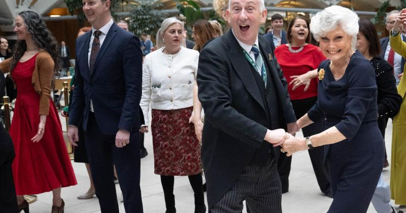  ബ്രിട്ടീഷ് പാര്‍ലമെന്റില്‍ എംപിമാരുടെ നൃത്തവീഡിയോ വിവാദത്തില്‍